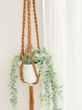 Load image into Gallery viewer, macrame plant hanger
